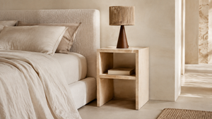 Table de chevet en travertin : la pierre côté chambre