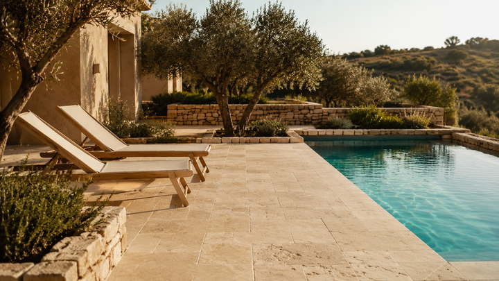 Aménager une terrasse en travertin : le guide