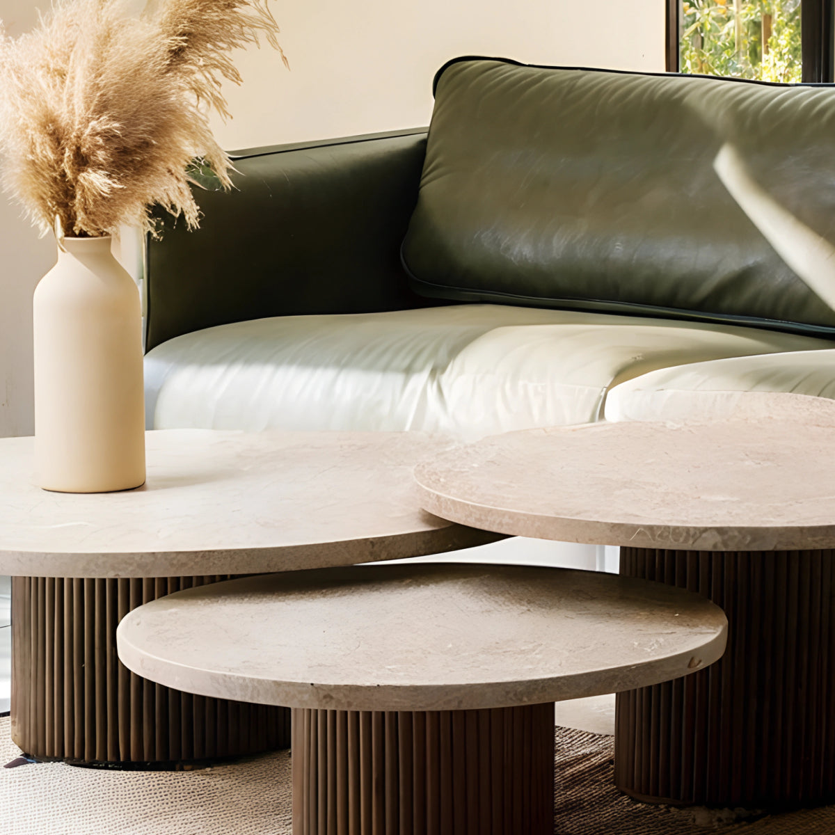 Table basse en bois et travertin, fusionnant textures naturelles et design raffiné pour un intérieur à l’élégance authentique.