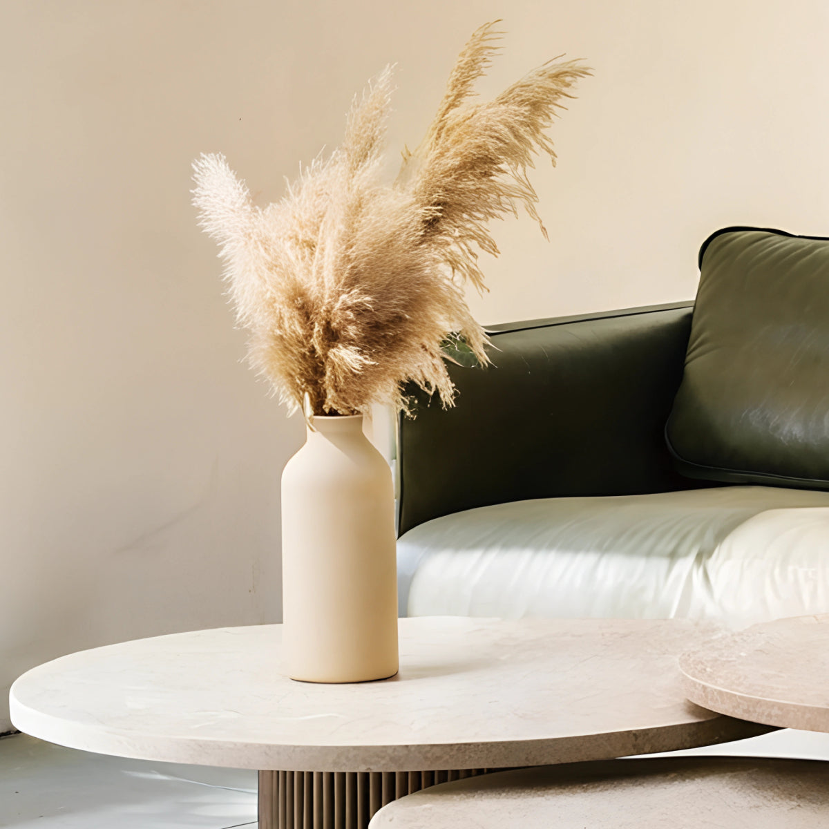 Table basse en bois et travertin, fusionnant textures naturelles et design raffiné pour un intérieur à l’élégance authentique.