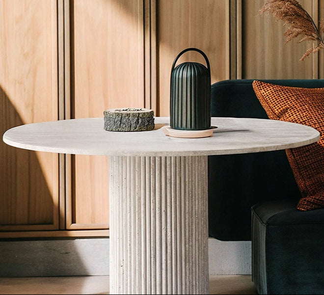 Majestueuse table en travertin, sculptée dans la pierre naturelle, alliant textures organiques et élégance intemporelle pour un intérieur d’exception.