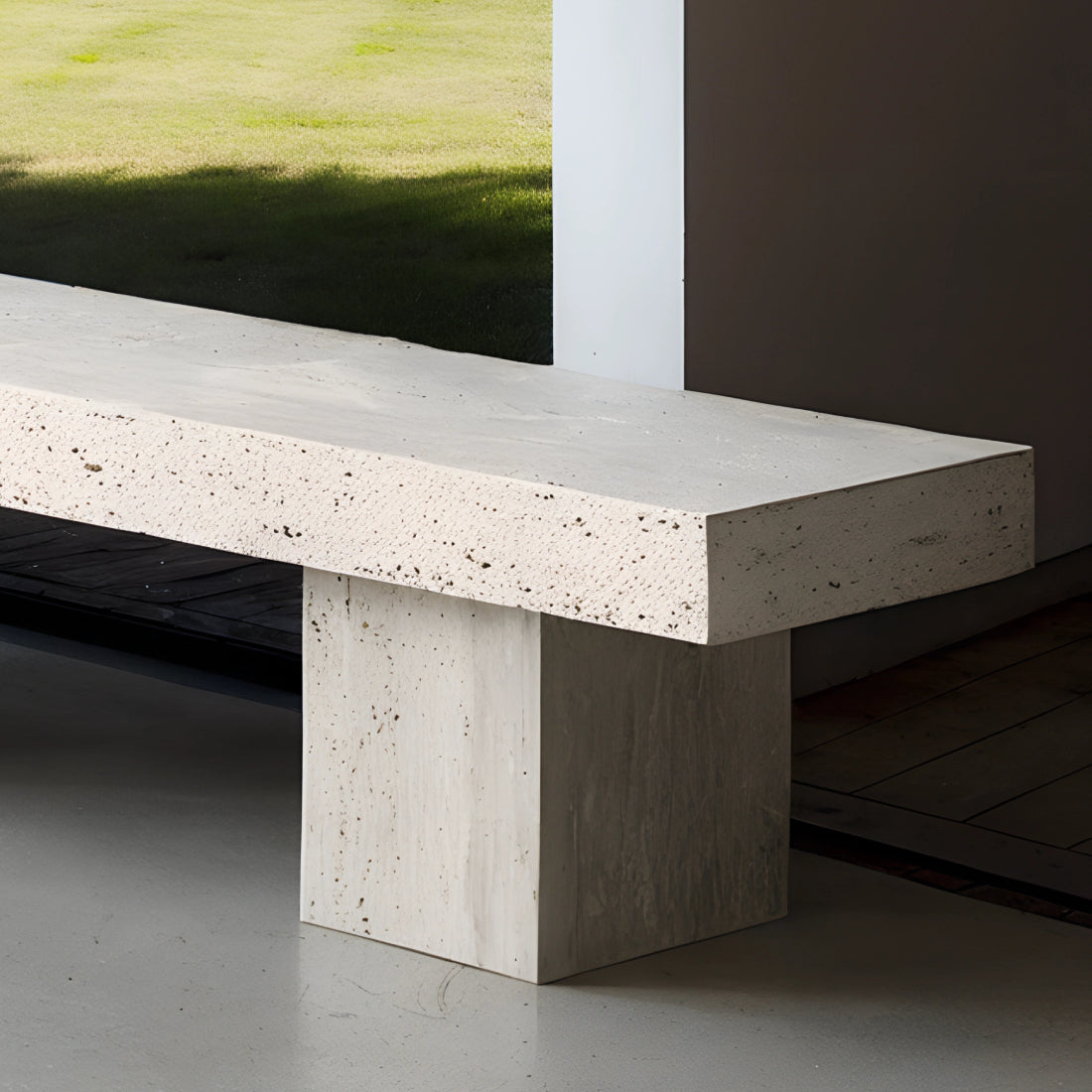 Banc en travertin aux tons beige naturels, aux lignes épurées et minimalistes, disposé dans un intérieur contemporain avec tapis texturé et décoration en céramique.