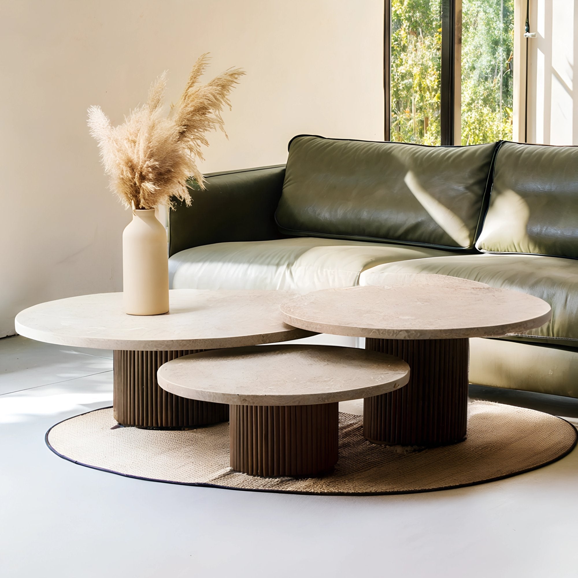 Table basse en bois et travertin, fusionnant textures naturelles et design raffiné pour un intérieur à l’élégance authentique.