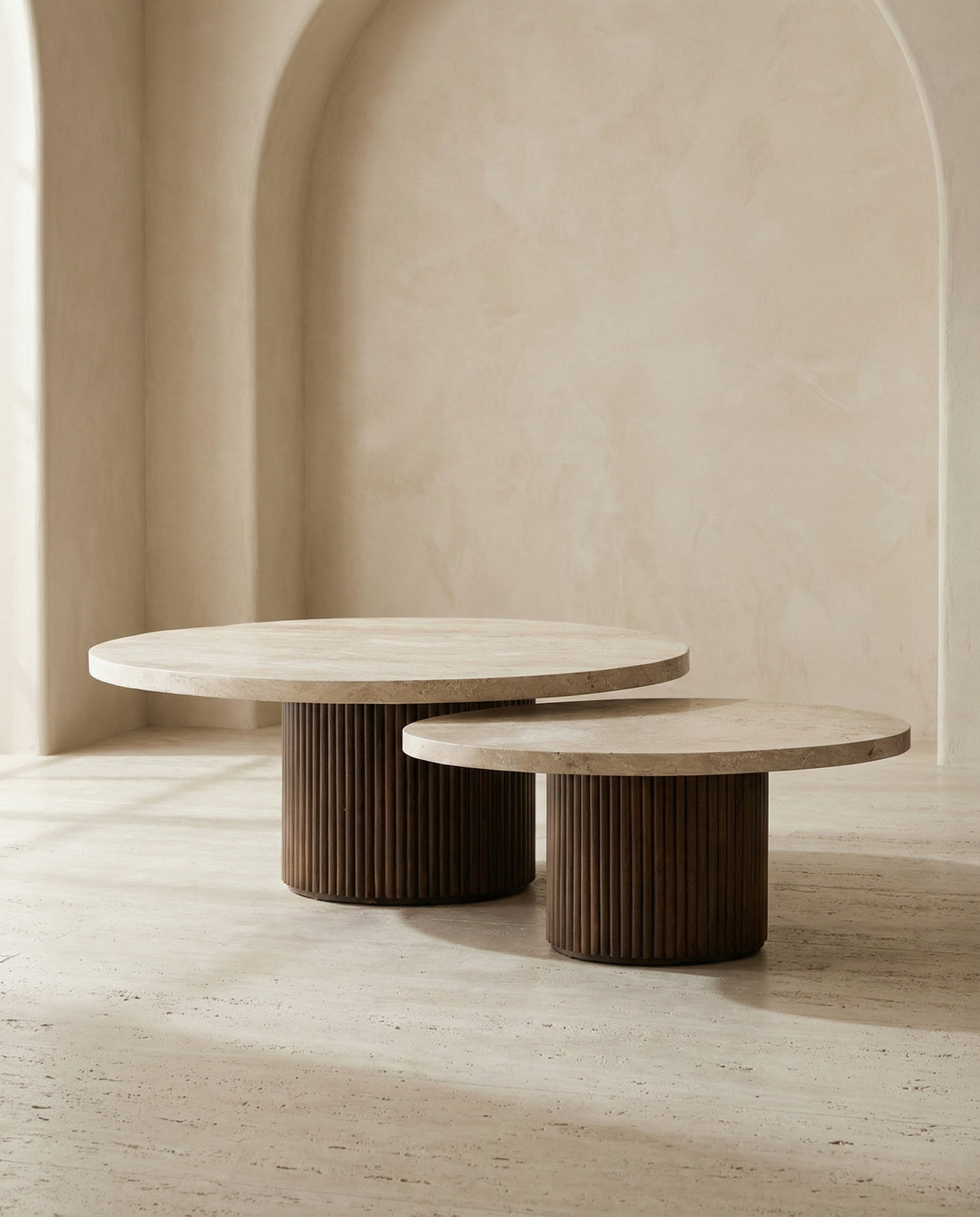 Tables basses Dahlia en bois massif et travertin - Trio de tables gigognes design moderne pour salon élégant