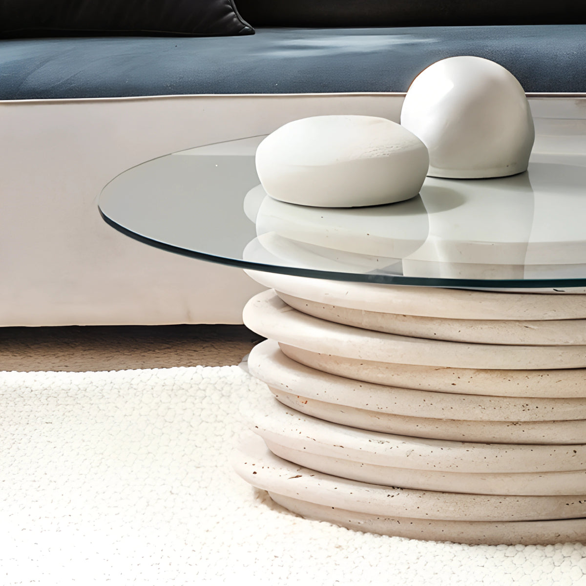 Table basse en travertin massif, au design minimaliste et sophistiqué, parfaite pour apporter une touche organique et raffinée à votre espace.