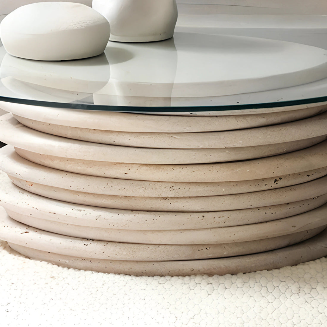 Table basse en travertin massif, au design minimaliste et sophistiqué, parfaite pour apporter une touche organique et raffinée à votre espace.