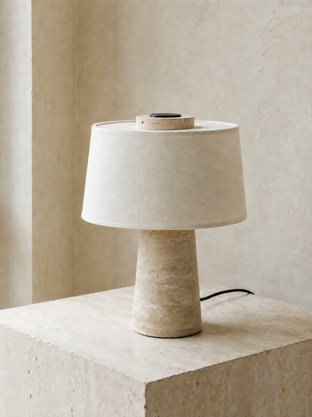 Sirine - Lampe à poser en travertin