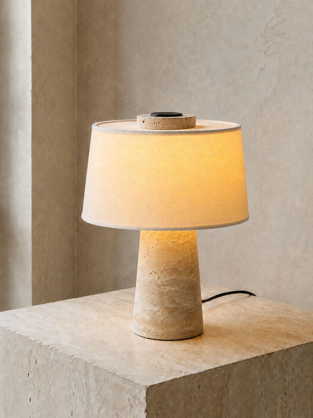 Sirine - Lampe à poser en travertin