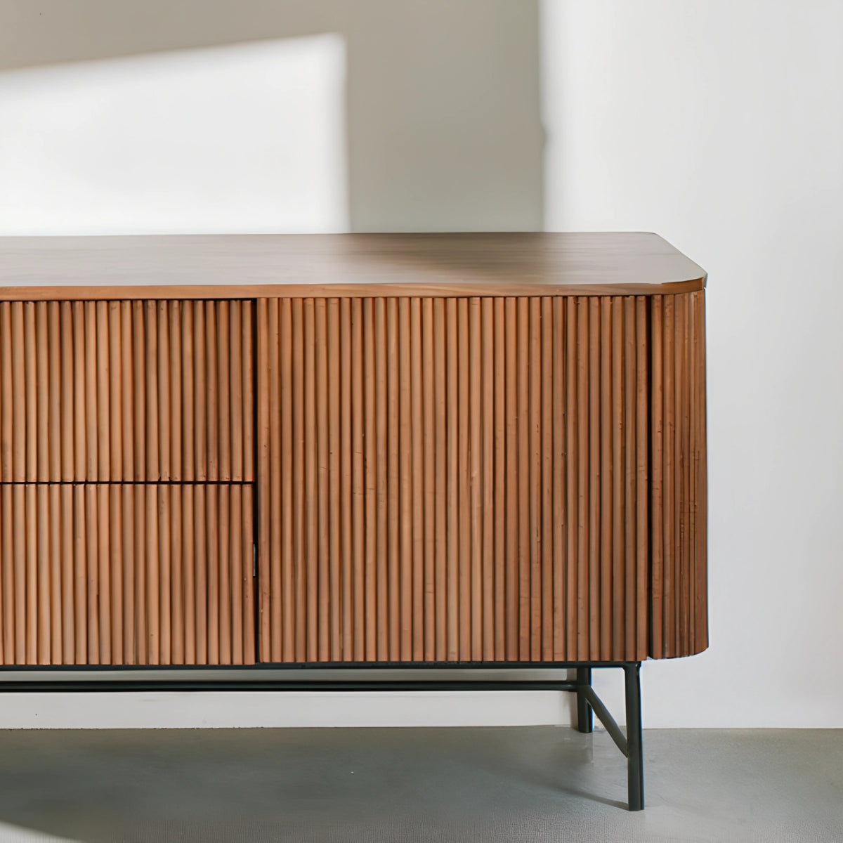 Buffet en hêtre au design épuré et chaleureux, alliant finesse du bois clair et lignes intemporelles pour une touche naturelle et élégante.