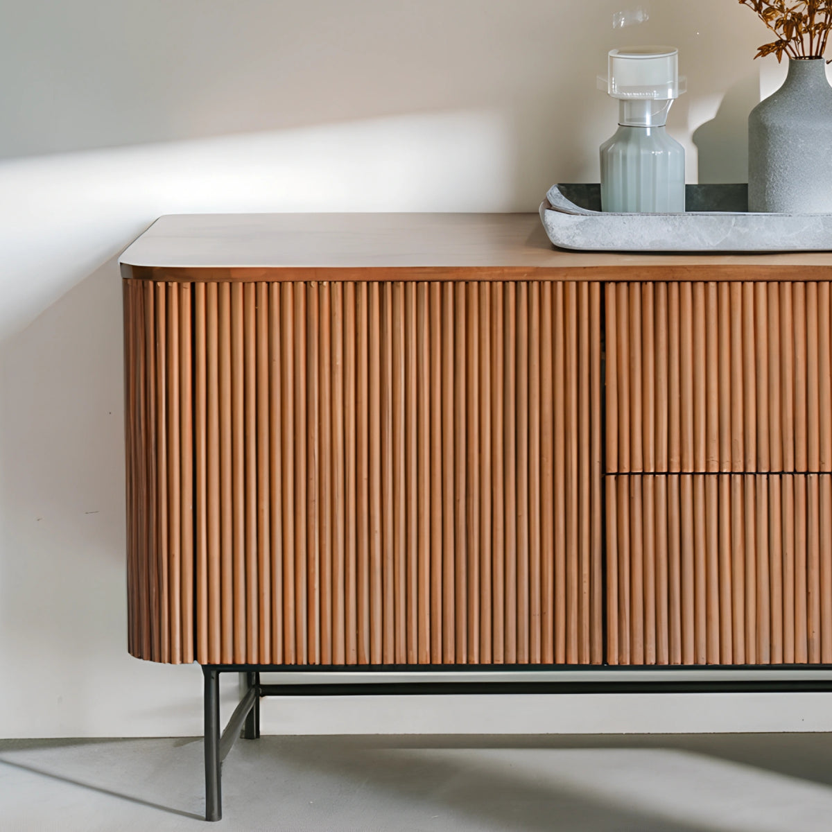 Buffet en hêtre au design épuré et chaleureux, alliant finesse du bois clair et lignes intemporelles pour une touche naturelle et élégante.