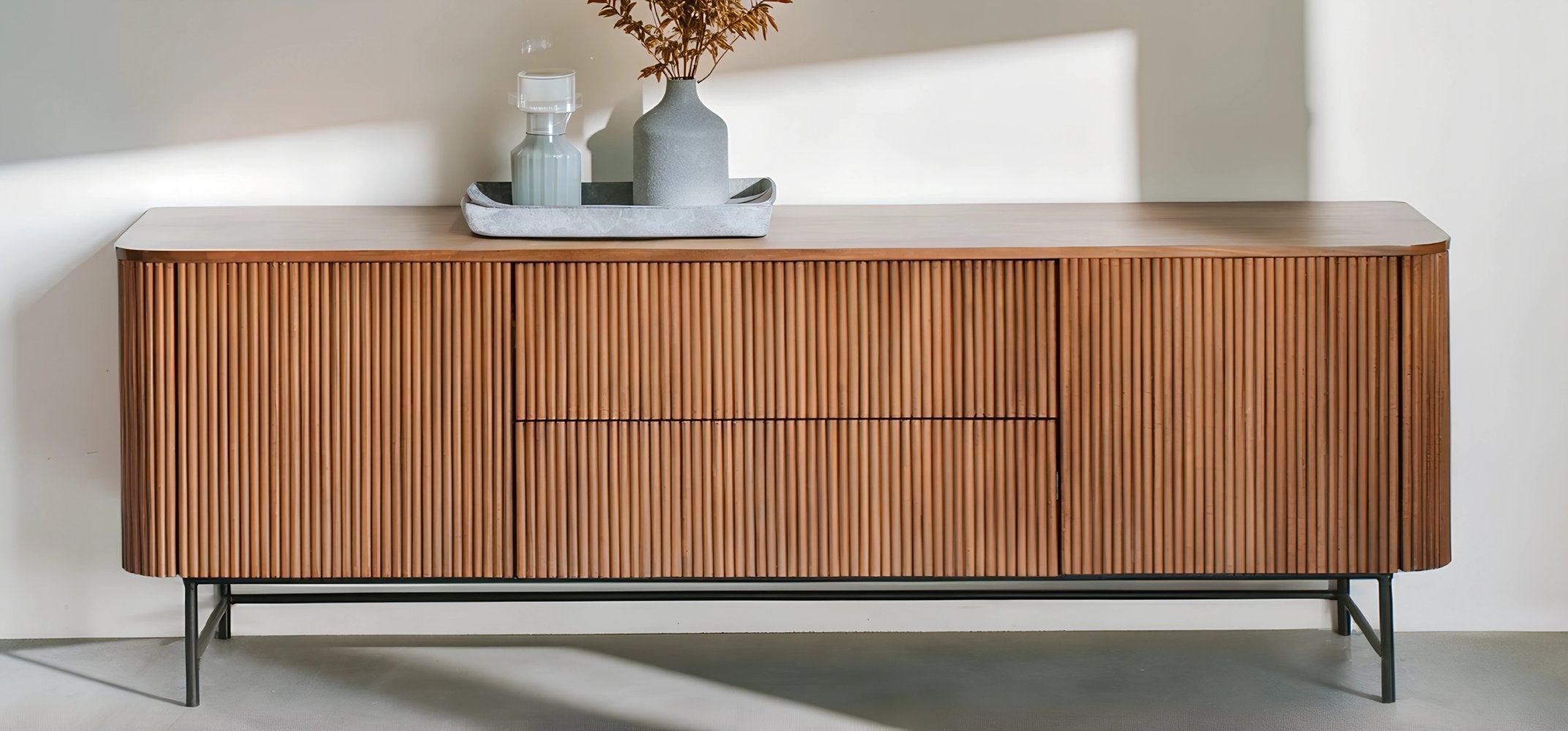 Buffet en hêtre au design épuré et chaleureux, alliant finesse du bois clair et lignes intemporelles pour une touche naturelle et élégante.
