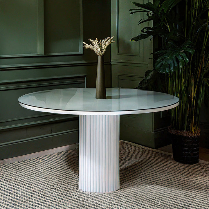 Table en hêtre blanc au design épuré et lumineux, mise en valeur par une décoration minimaliste et des textures naturelles