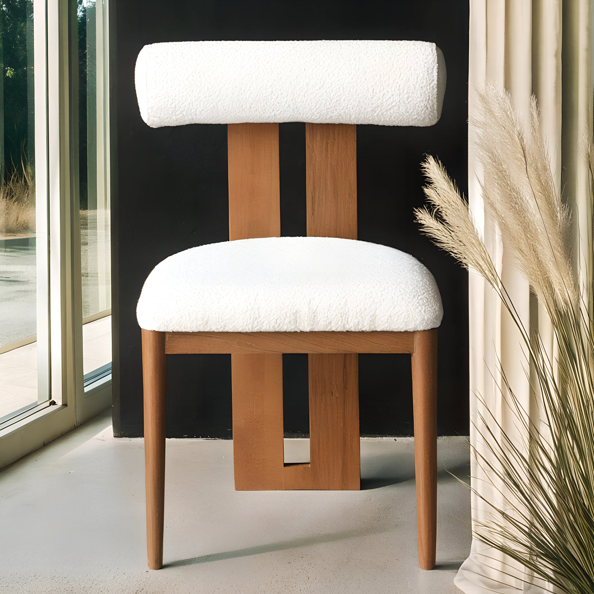 Chaise au dossier rectangulaire, au design épuré et structuré, offrant un équilibre parfait entre confort et modernité.