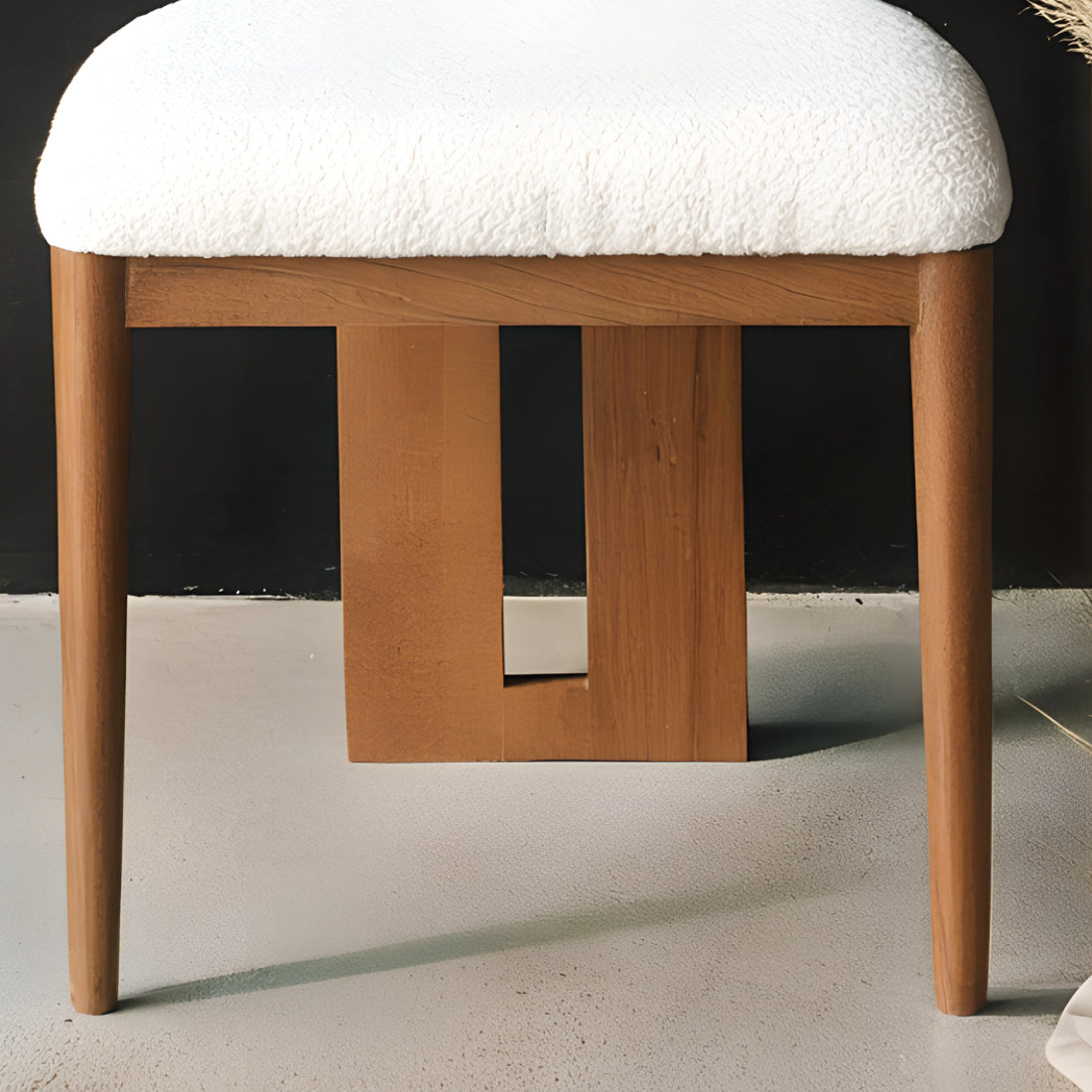 Chaise au dossier rectangulaire, au design épuré et structuré, offrant un équilibre parfait entre confort et modernité.