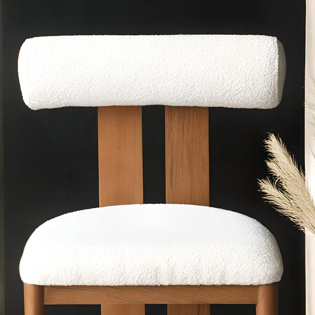 Chaise au dossier rectangulaire, au design épuré et structuré, offrant un équilibre parfait entre confort et modernité.