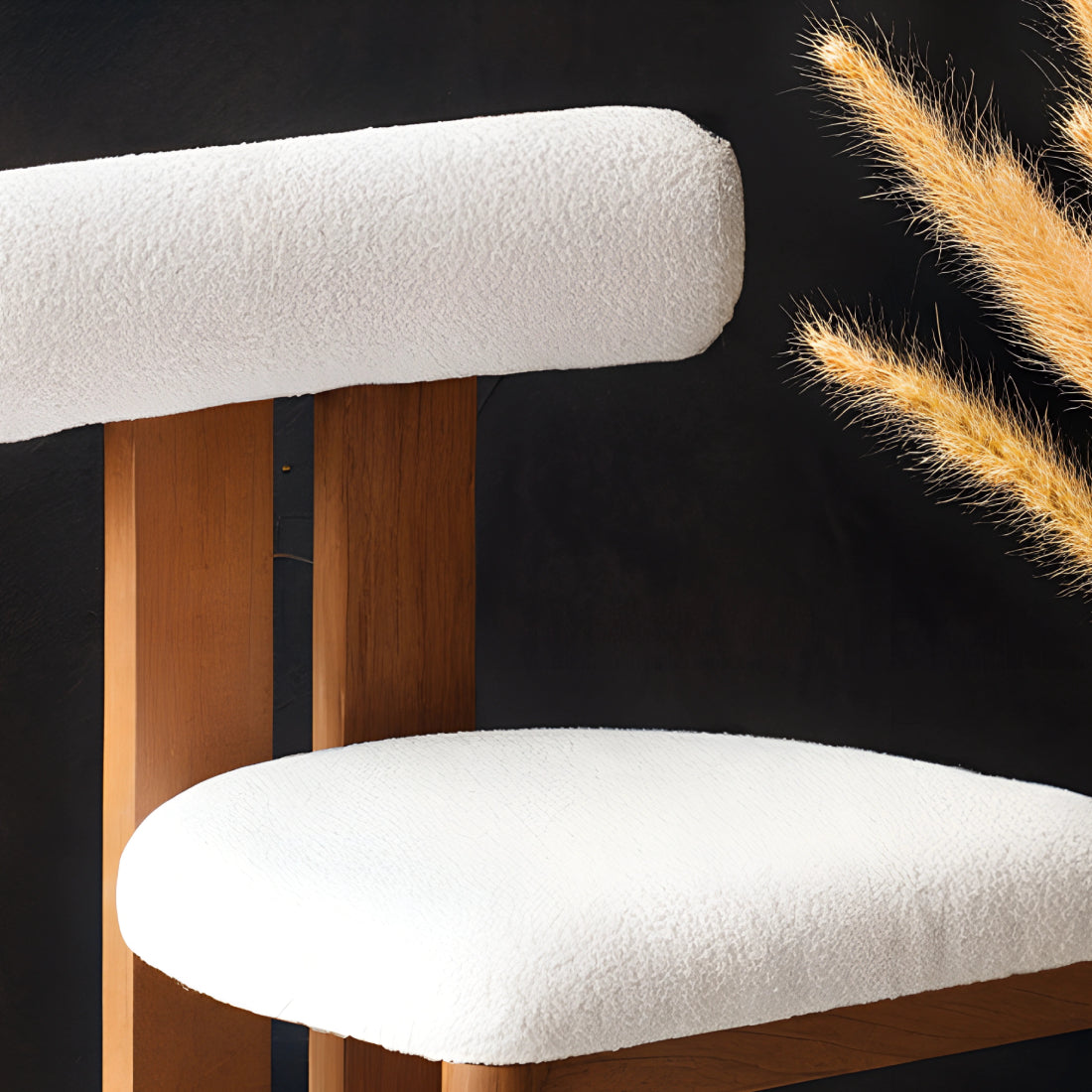 Chaise au dossier rectangulaire, au design épuré et structuré, offrant un équilibre parfait entre confort et modernité.