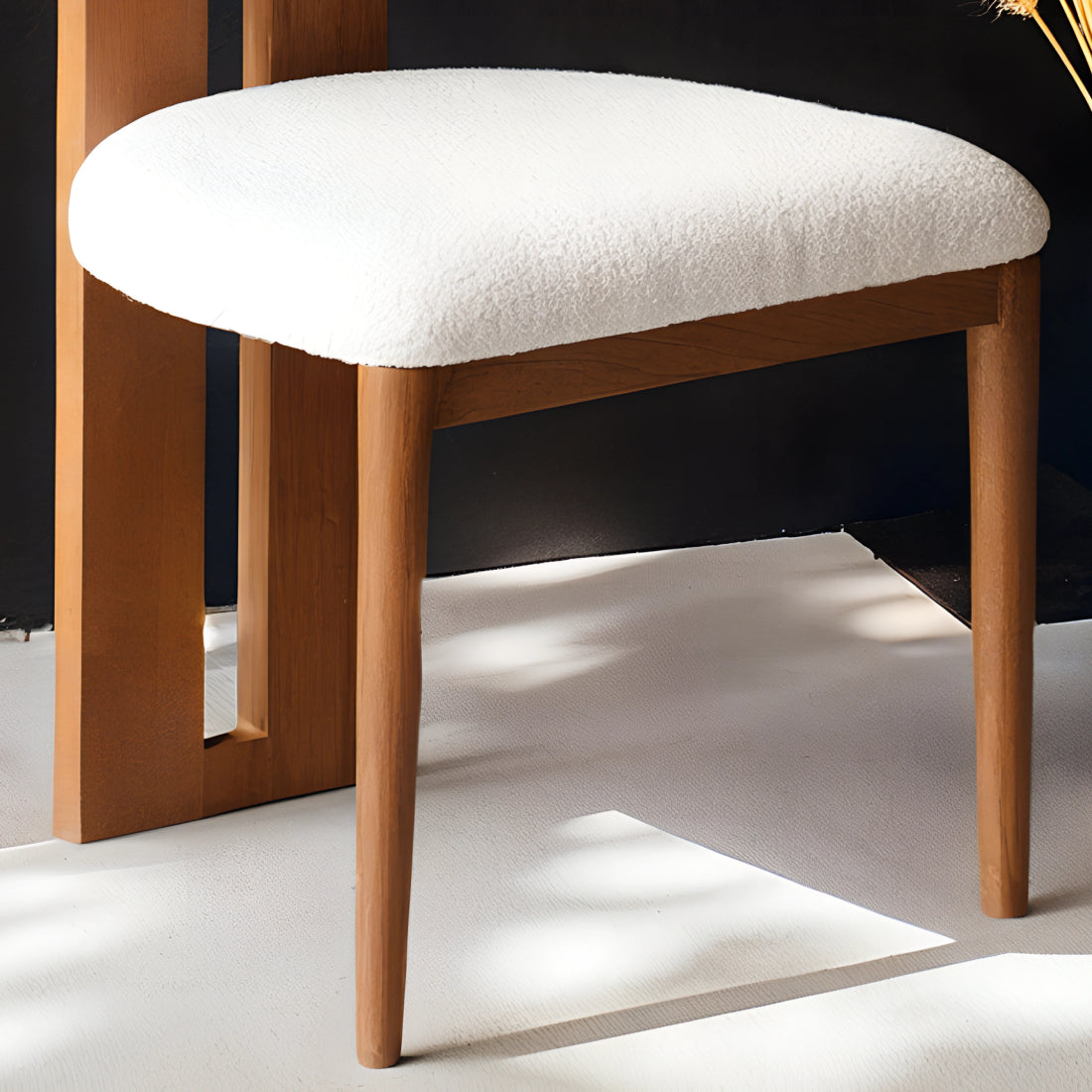 Chaise au dossier rectangulaire, au design épuré et structuré, offrant un équilibre parfait entre confort et modernité.