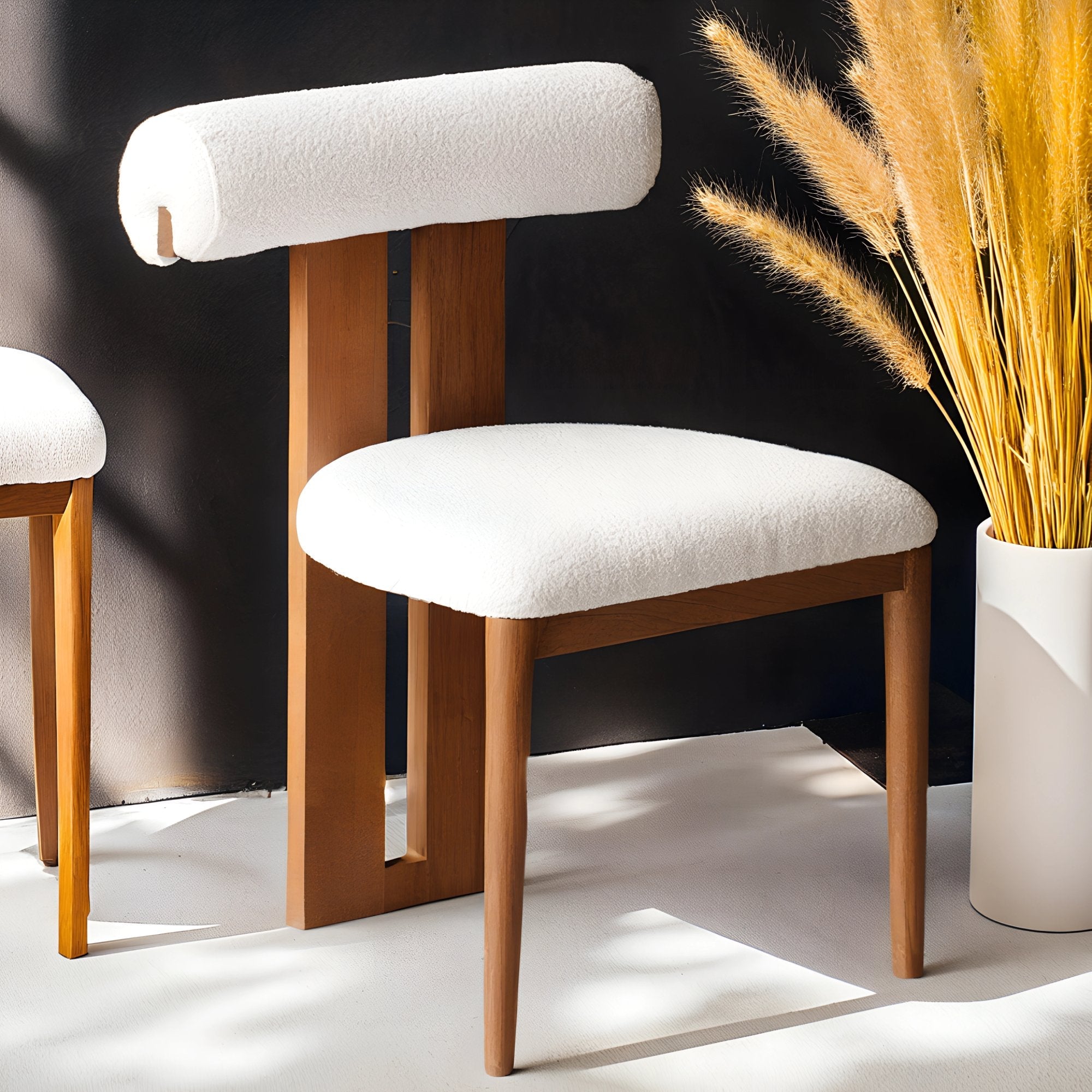 Chaise au dossier rectangulaire, au design épuré et structuré, offrant un équilibre parfait entre confort et modernité.