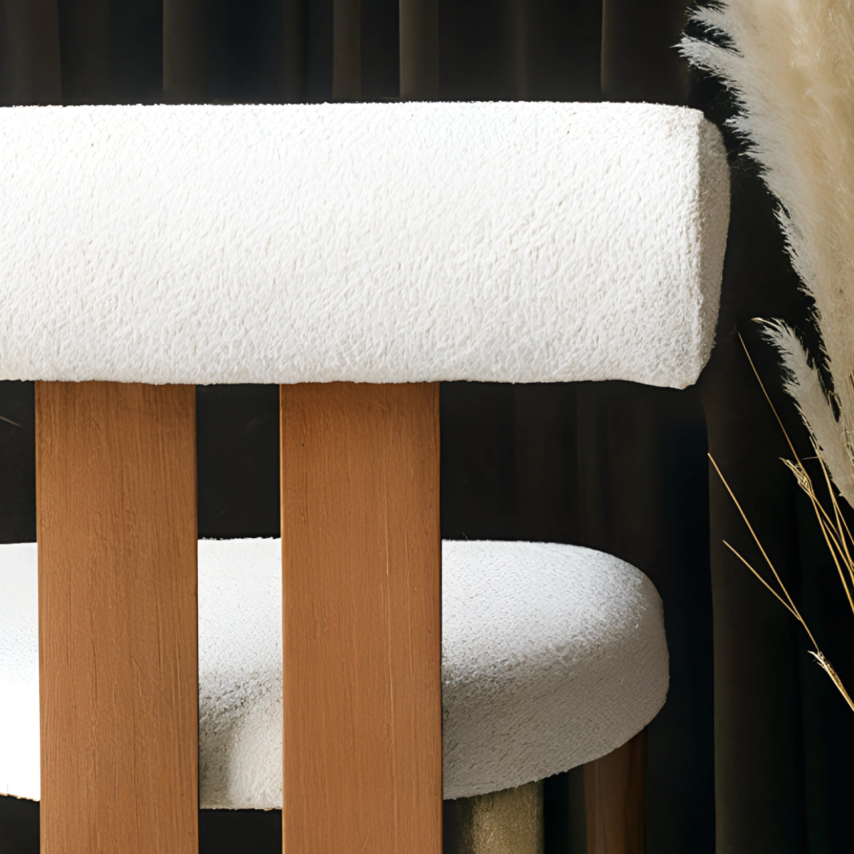 Chaise au dossier rectangulaire, au design épuré et structuré, offrant un équilibre parfait entre confort et modernité.