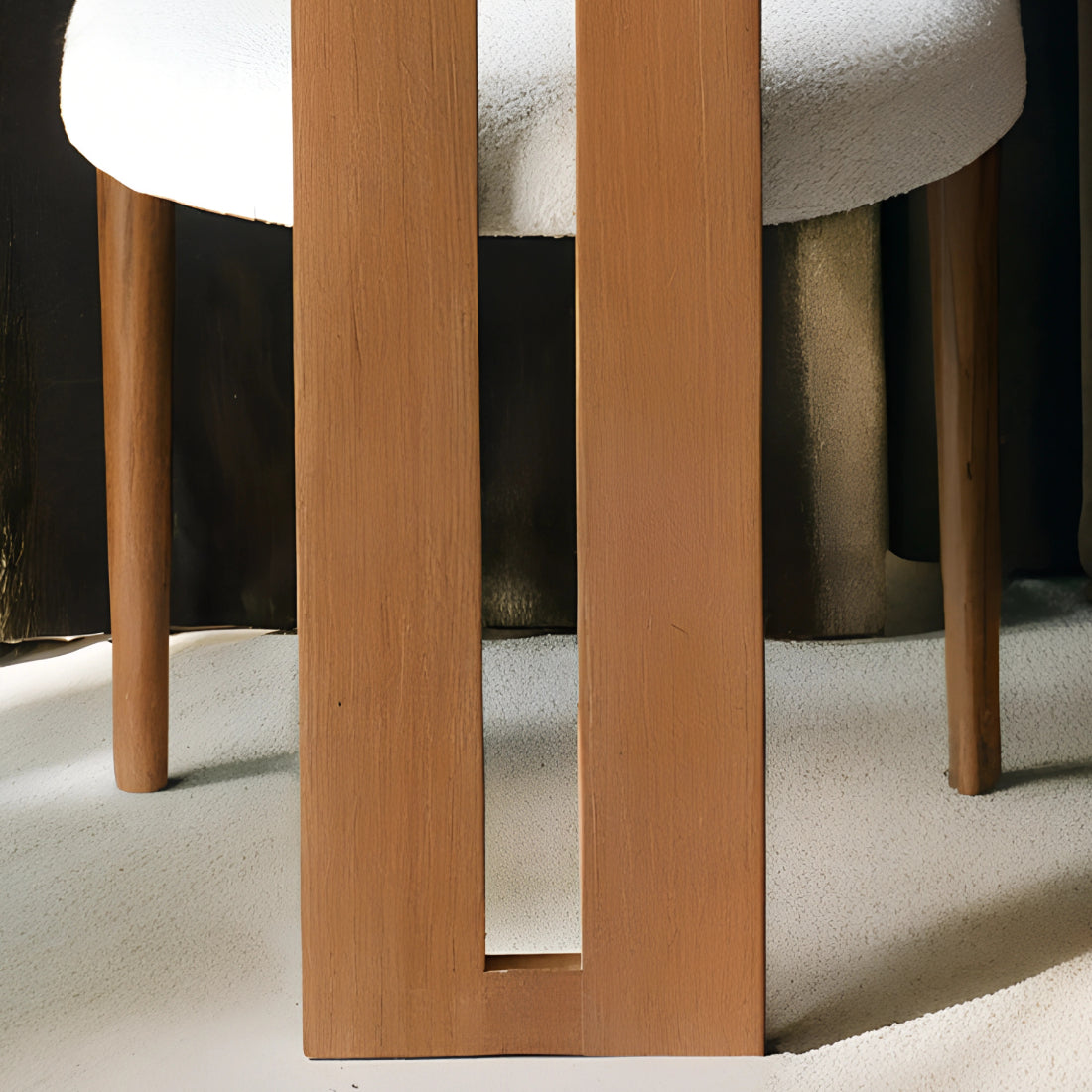 Chaise au dossier rectangulaire, au design épuré et structuré, offrant un équilibre parfait entre confort et modernité.