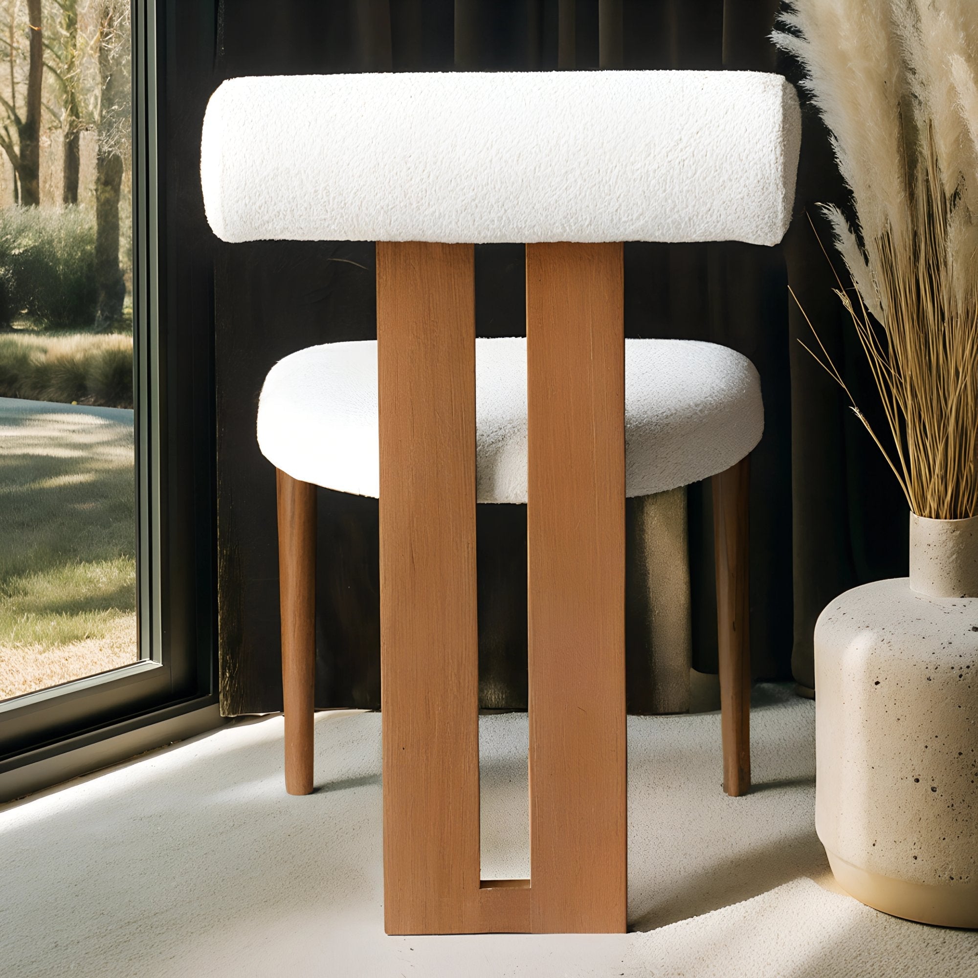 Chaise au dossier rectangulaire, au design épuré et structuré, offrant un équilibre parfait entre confort et modernité.