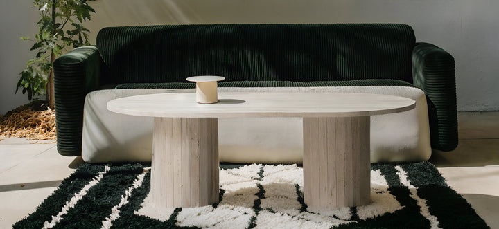 Table basse en travertin au design minimaliste et naturel, mettant en valeur l’élégance brute de la pierre pour un intérieur sophistiqué.