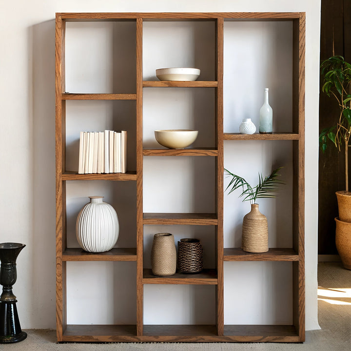 Bibliothèque en chêne au design intemporel, ornée de livres soigneusement disposés et de plantes vertes pour une ambiance chaleureuse et naturelle.