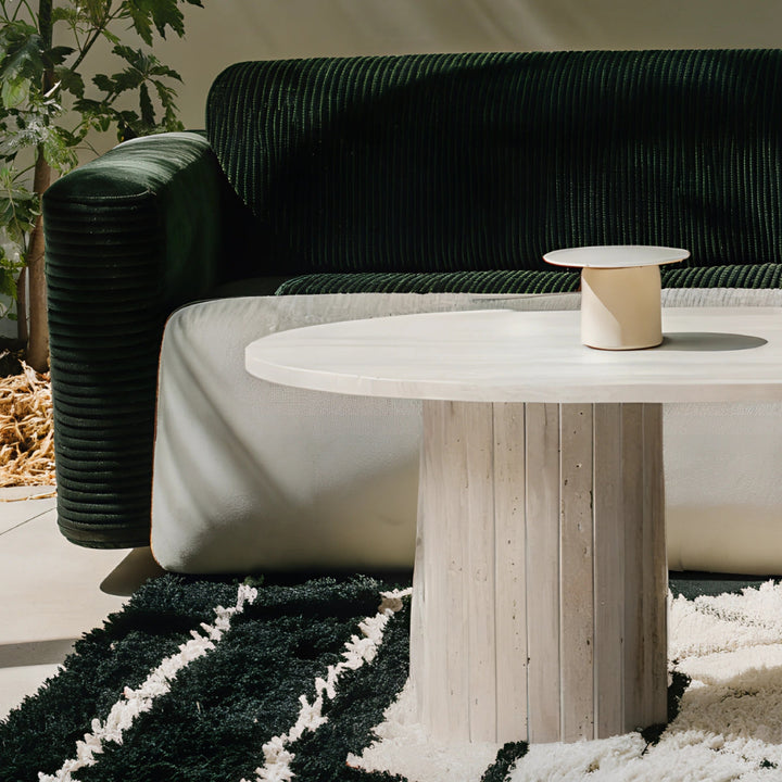 Table basse en travertin au design minimaliste et naturel, mettant en valeur l’élégance brute de la pierre pour un intérieur sophistiqué.