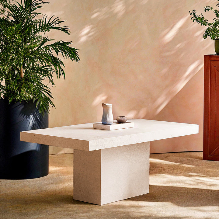 Table rectangulaire en travertin au design minimaliste et intemporel, sublimée par des détails raffinés et une décoration épurée.