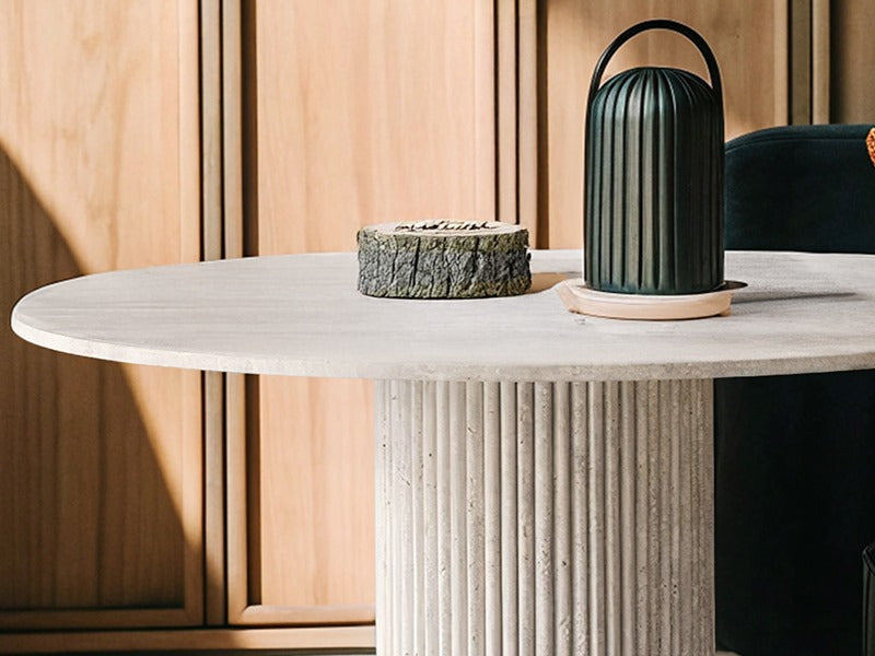Majestueuse table en travertin, sculptée dans la pierre naturelle, alliant textures organiques et élégance intemporelle pour un intérieur d’exception.