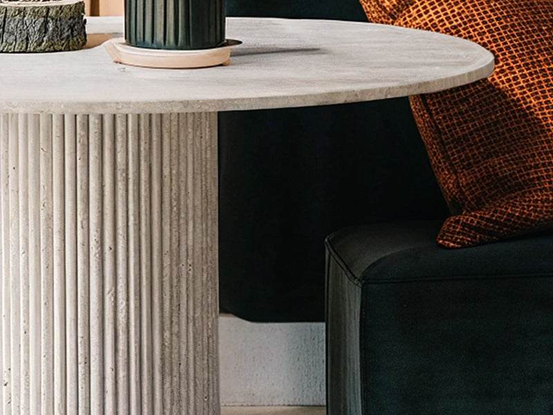 Majestueuse table en travertin, sculptée dans la pierre naturelle, alliant textures organiques et élégance intemporelle pour un intérieur d’exception.