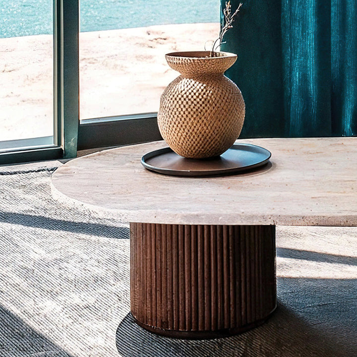 Table basse alliant bois et travertin, au design harmonieux et naturel, agrémentée de livres et d’objets décoratifs minimalistes.