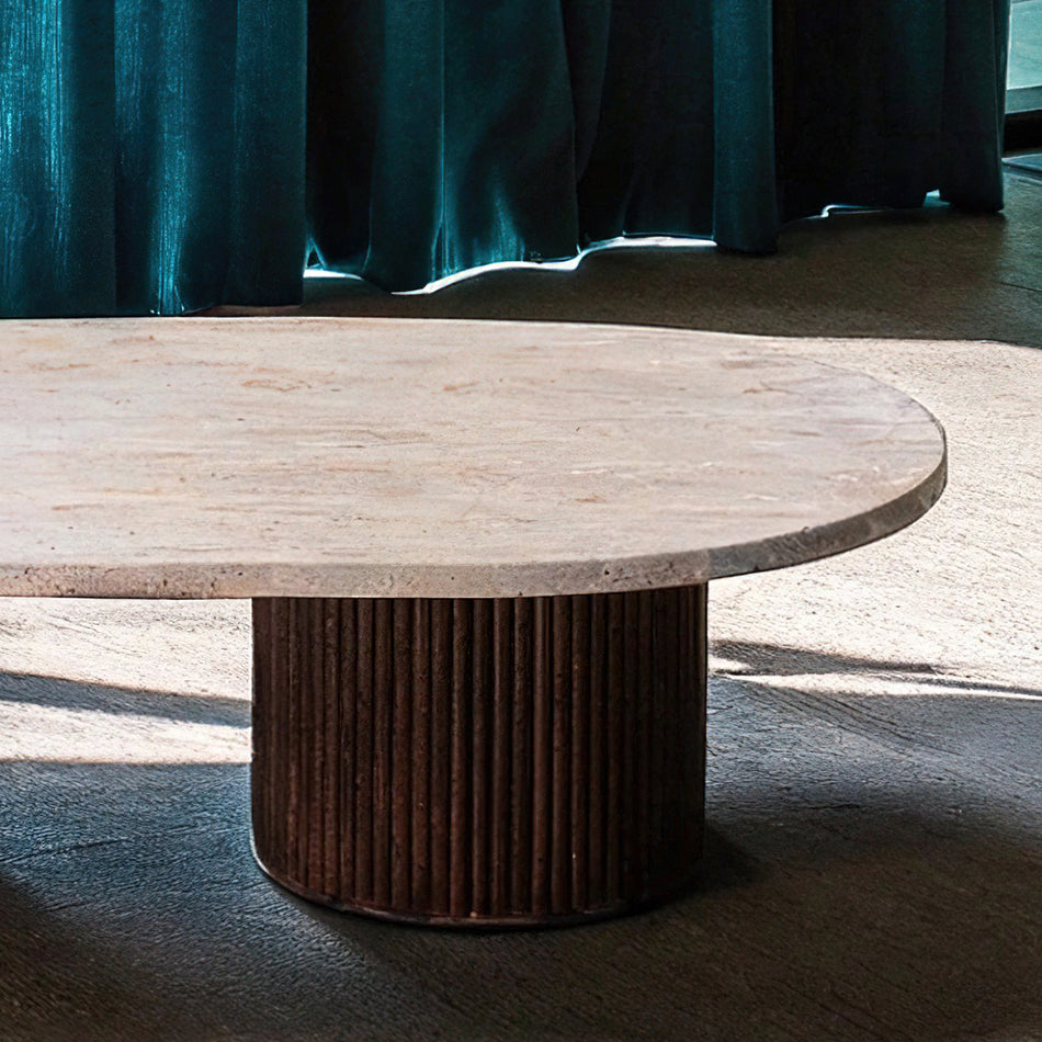 Table basse alliant bois et travertin, au design harmonieux et naturel, agrémentée de livres et d’objets décoratifs minimalistes.