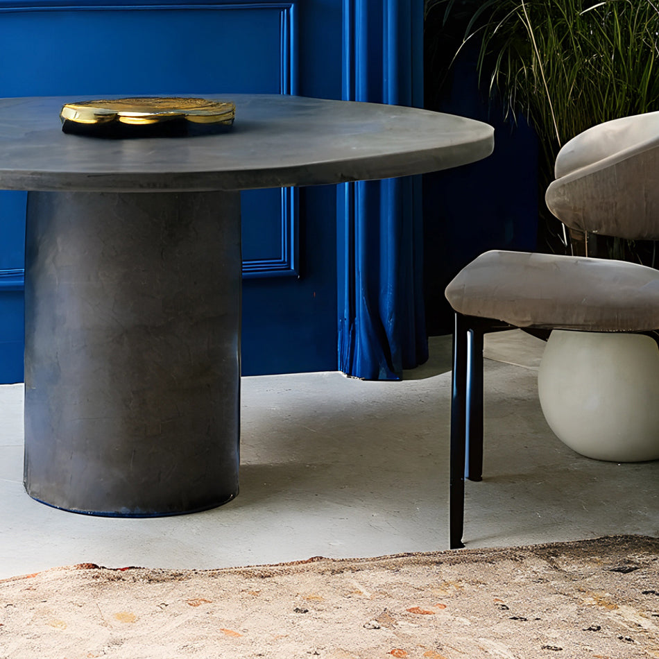 Table en bois et béton au design équilibré, associant chaleur naturelle et modernité brute pour un intérieur contemporain.