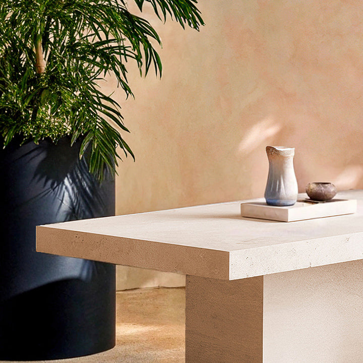 Table rectangulaire en travertin au design minimaliste et intemporel, sublimée par des détails raffinés et une décoration épurée.
