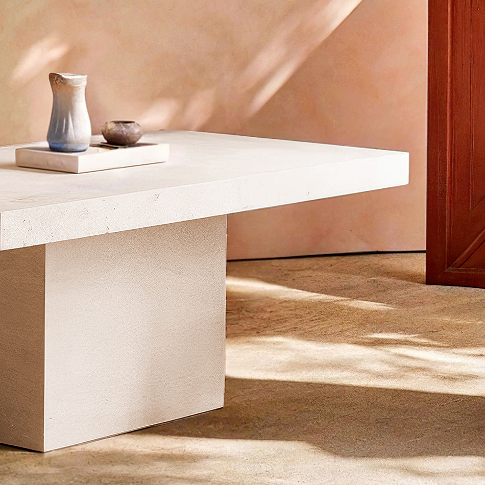 Table rectangulaire en travertin au design minimaliste et intemporel, sublimée par des détails raffinés et une décoration épurée.