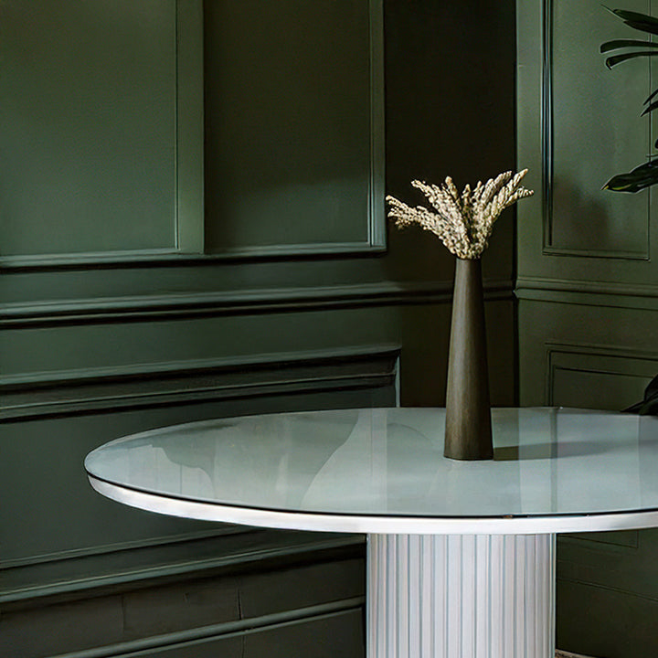 Table en hêtre blanc au design épuré et lumineux, mise en valeur par une décoration minimaliste et des textures naturelles