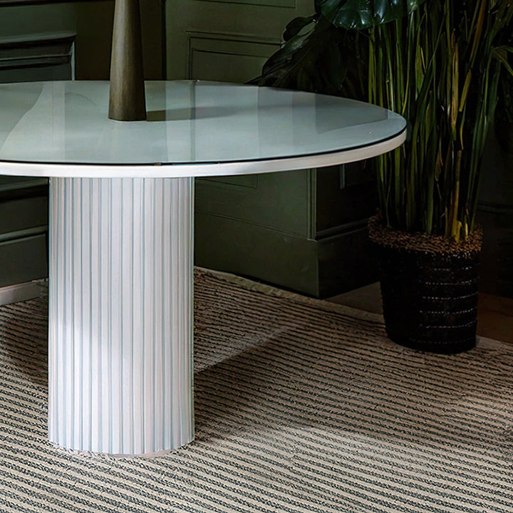 Table en hêtre blanc au design épuré et lumineux, mise en valeur par une décoration minimaliste et des textures naturelles