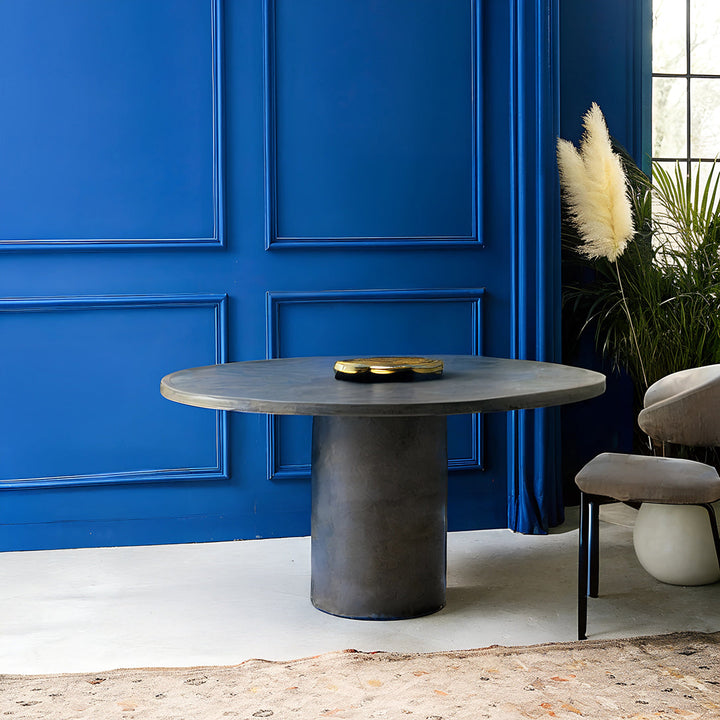 Table en bois et béton au design équilibré, associant chaleur naturelle et modernité brute pour un intérieur contemporain.