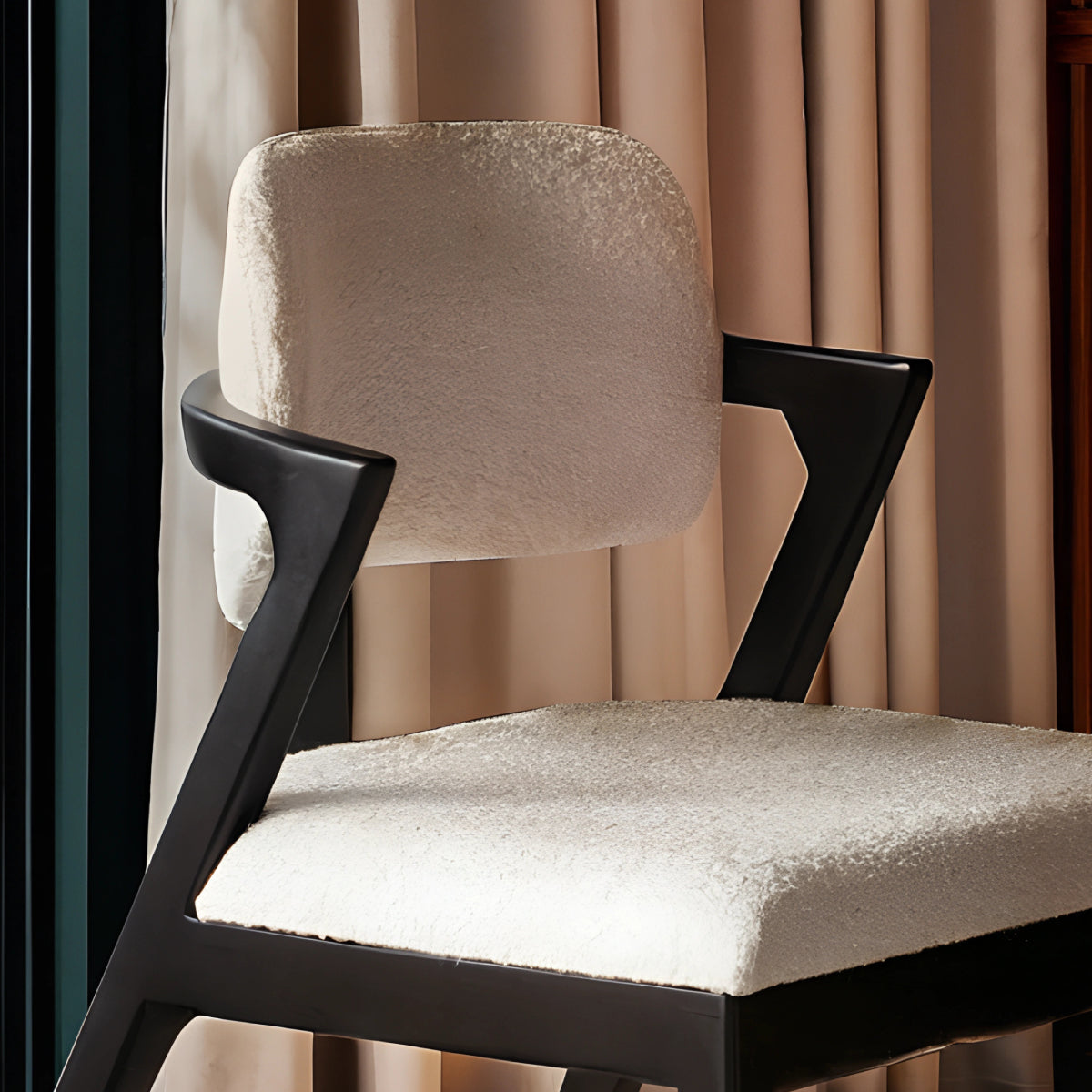 Chaise en bois noir au design épuré et intemporel, apportant une touche de caractère et d’élégance à tout intérieur.