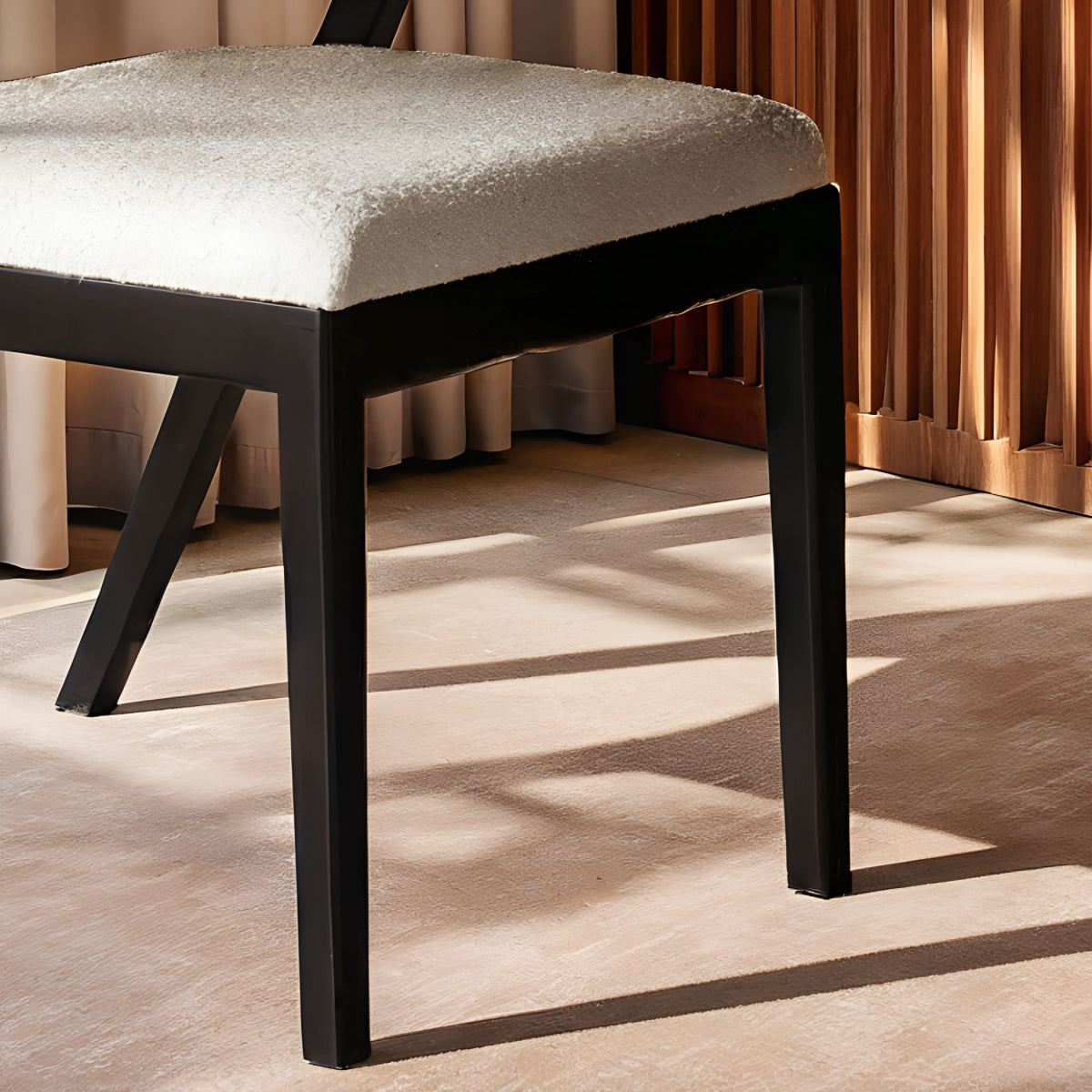 Chaise en bois noir au design épuré et intemporel, apportant une touche de caractère et d’élégance à tout intérieur.