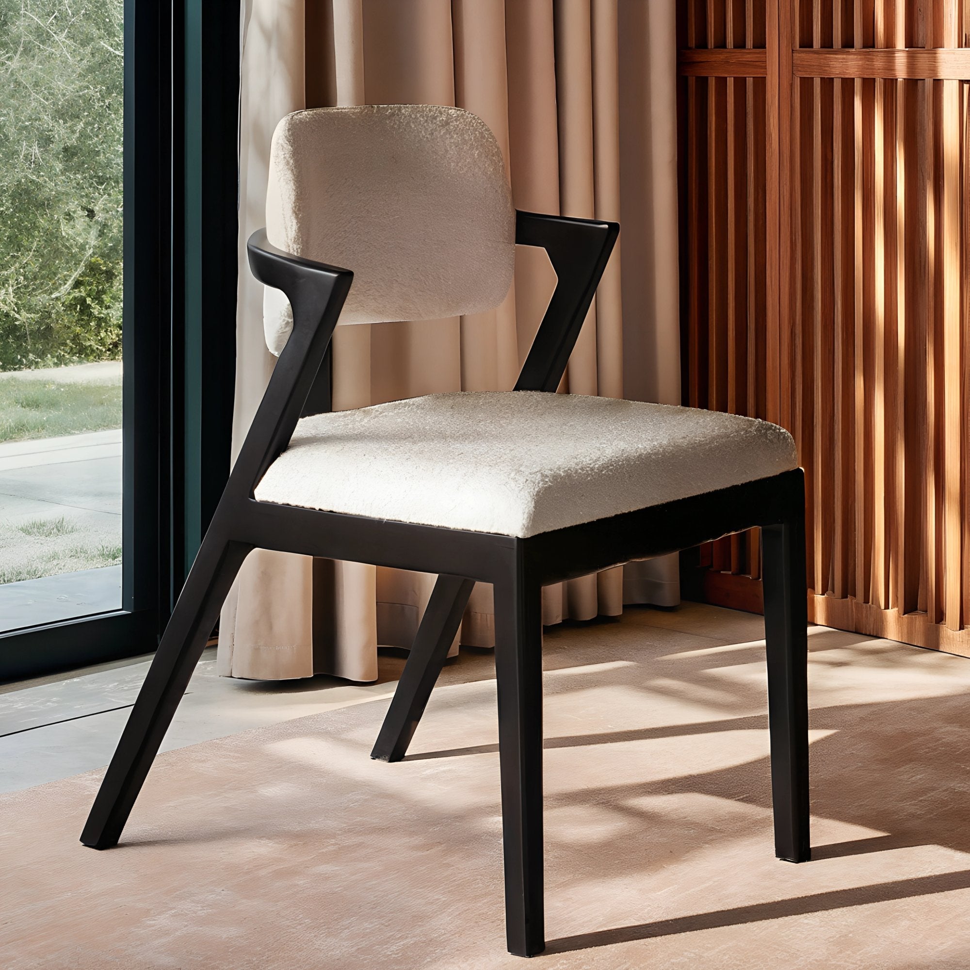 Chaise en bois noir au design épuré et intemporel, apportant une touche de caractère et d’élégance à tout intérieur.