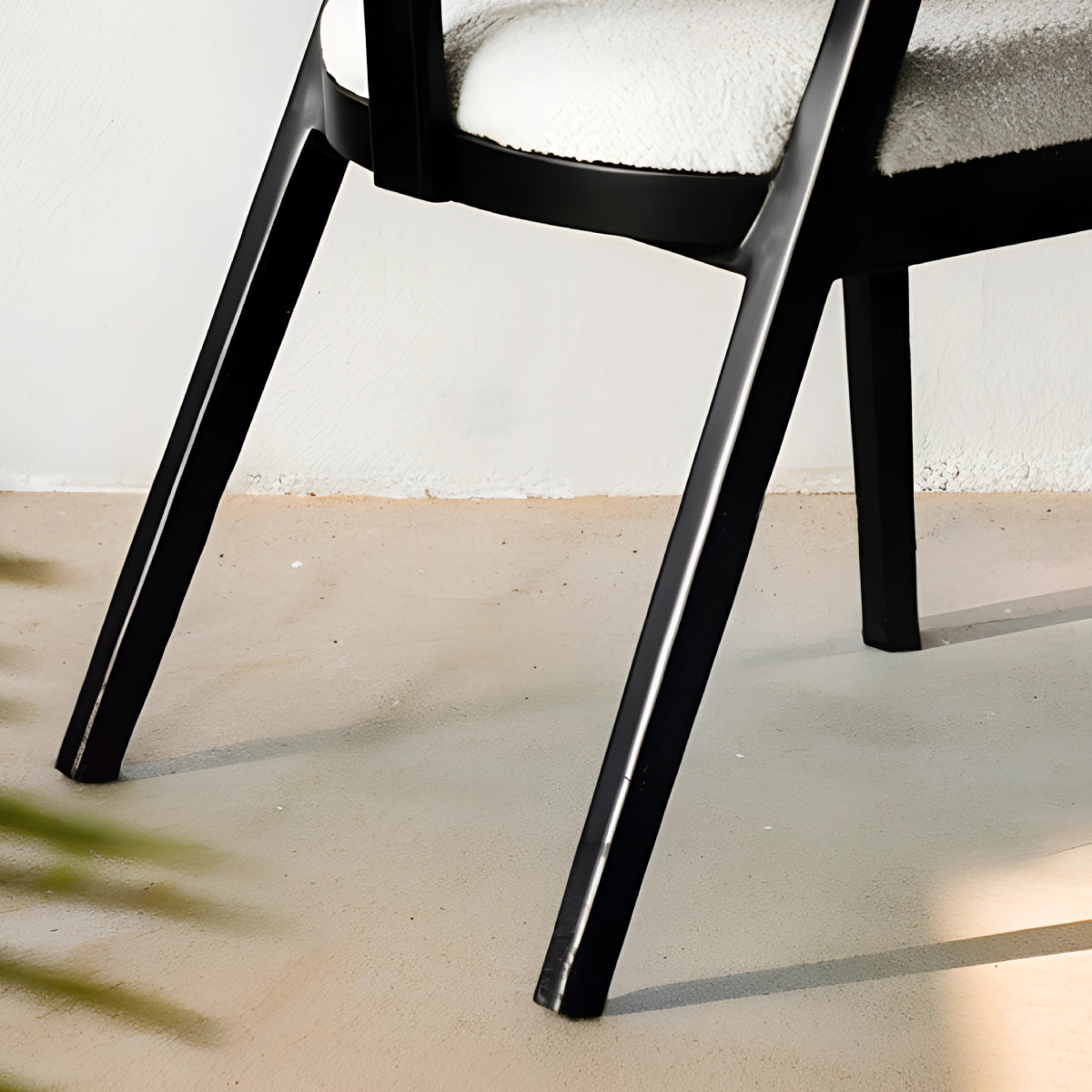 Chaise en bois noir au design épuré et intemporel, apportant une touche de caractère et d’élégance à tout intérieur.