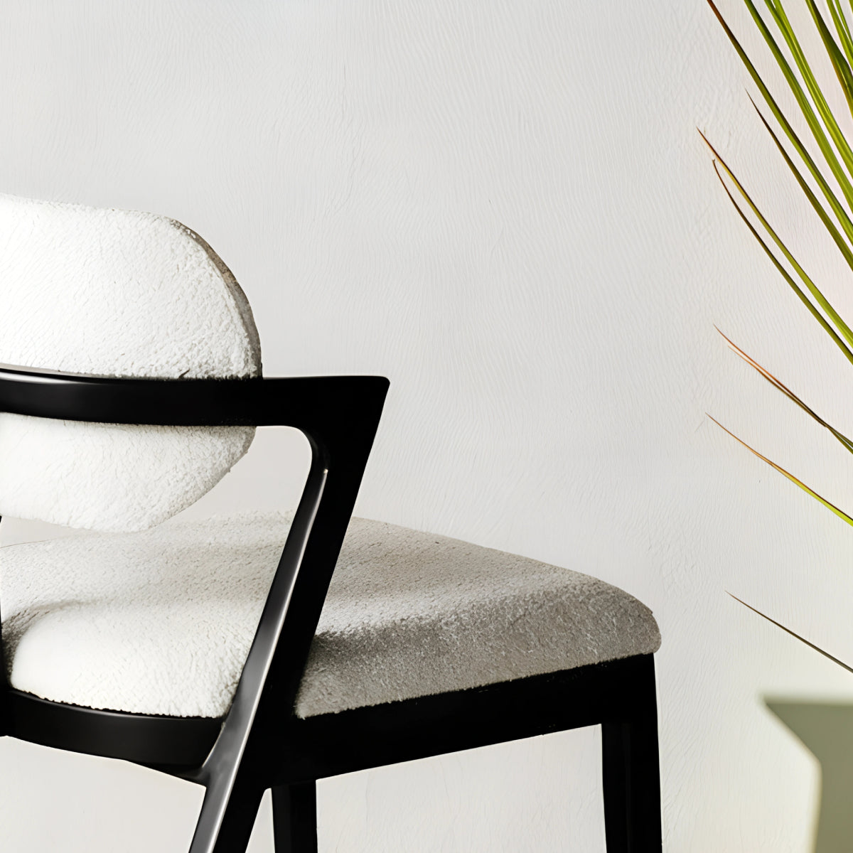 Chaise en bois noir au design épuré et intemporel, apportant une touche de caractère et d’élégance à tout intérieur.