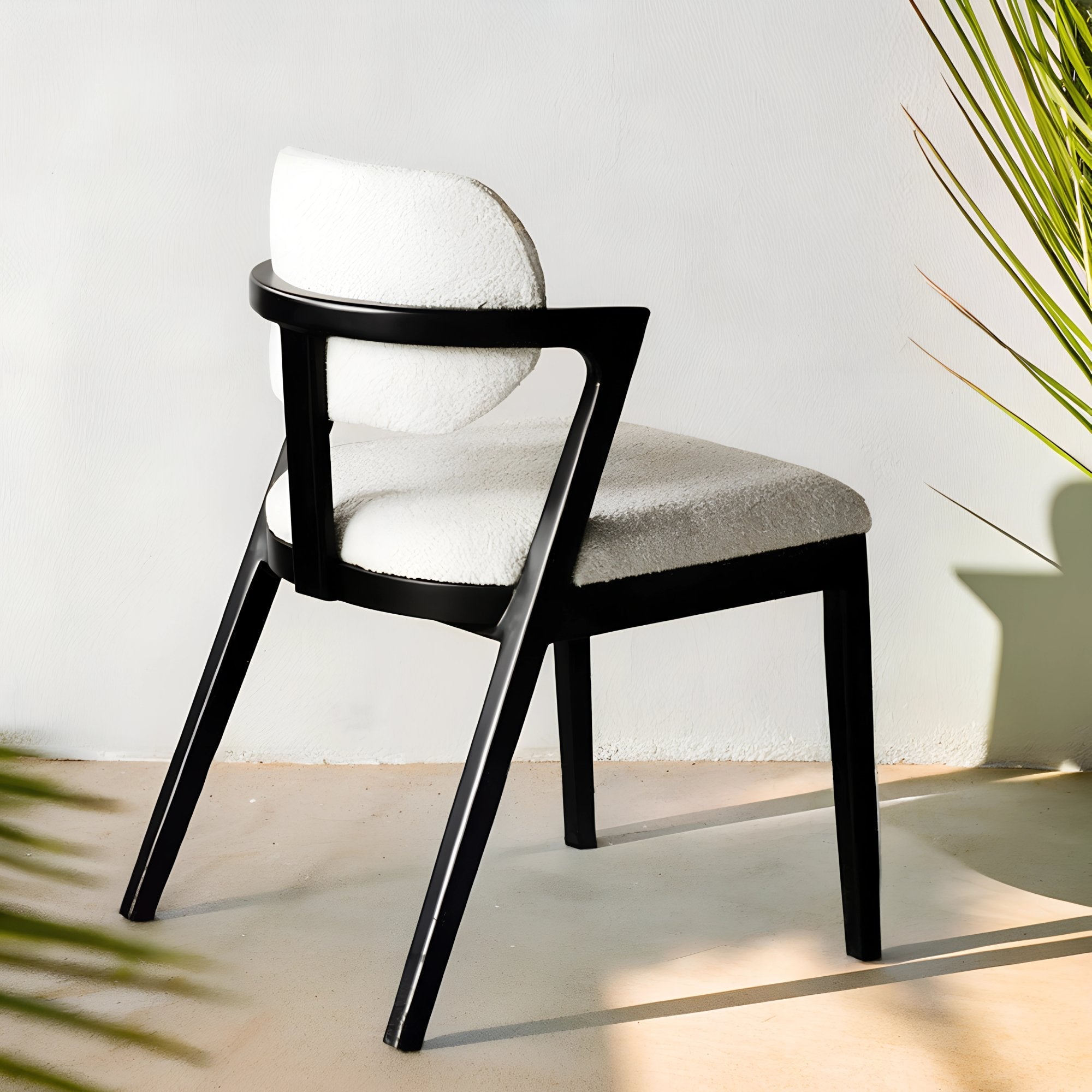 Chaise en bois noir au design épuré et intemporel, apportant une touche de caractère et d’élégance à tout intérieur.