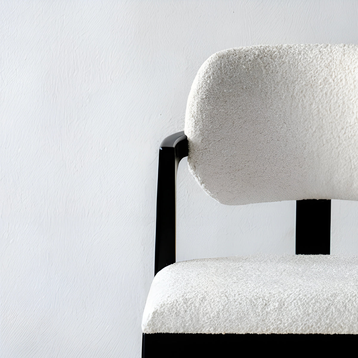 Chaise en bois noir au design épuré et intemporel, apportant une touche de caractère et d’élégance à tout intérieur.