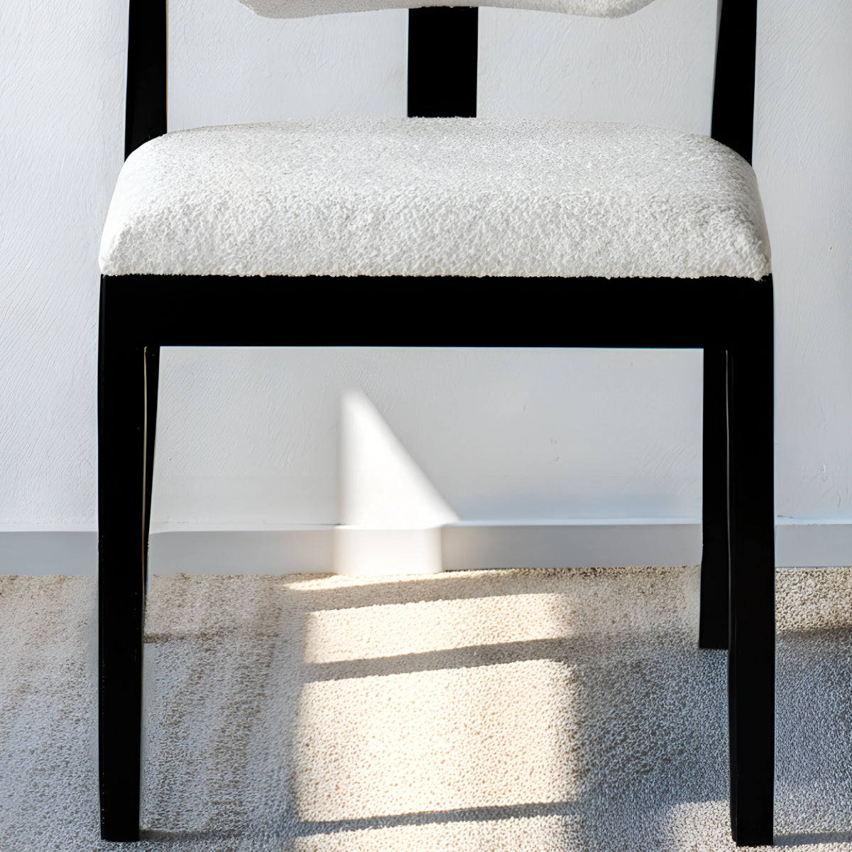 Chaise en bois noir au design épuré et intemporel, apportant une touche de caractère et d’élégance à tout intérieur.