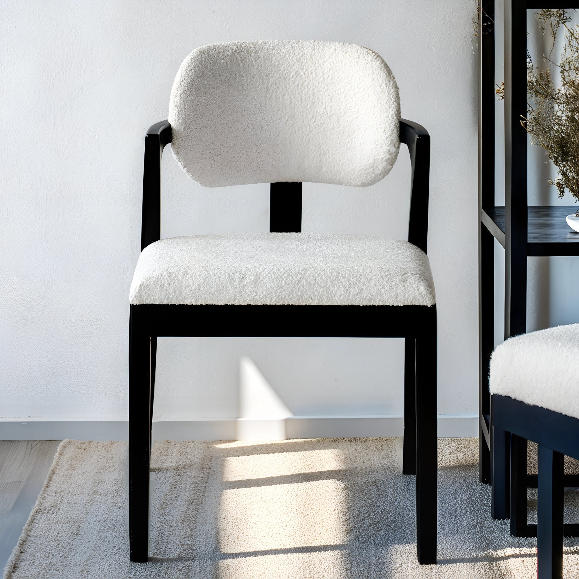 Chaise en bois noir au design épuré et intemporel, apportant une touche de caractère et d’élégance à tout intérieur.