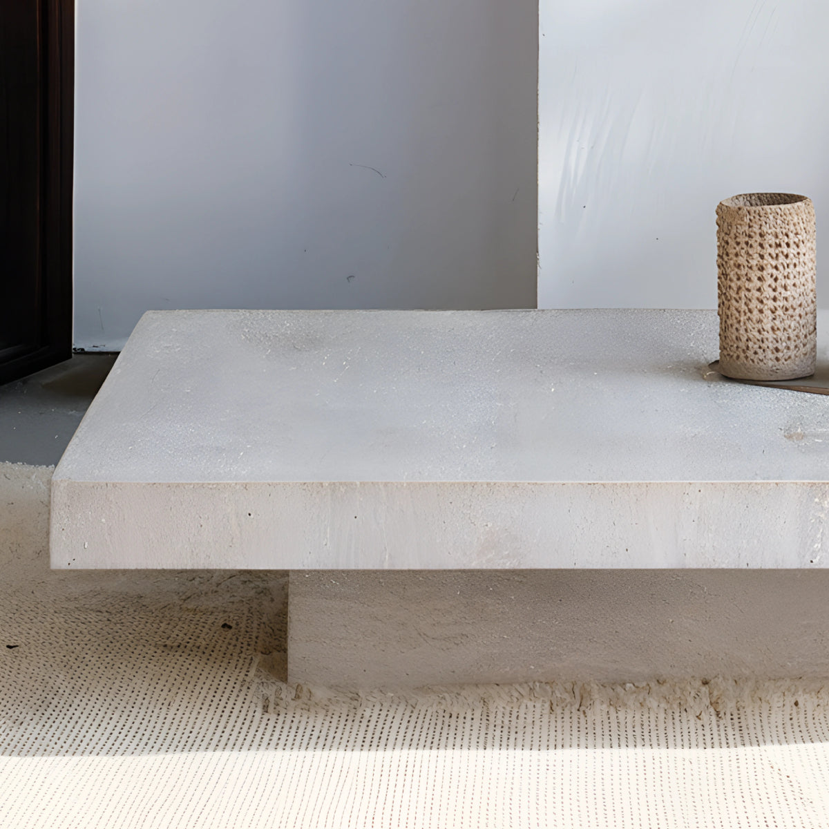 Table basse en travertin aux lignes épurées, mettant en valeur la beauté naturelle de la pierre pour un intérieur élégant et intemporel.