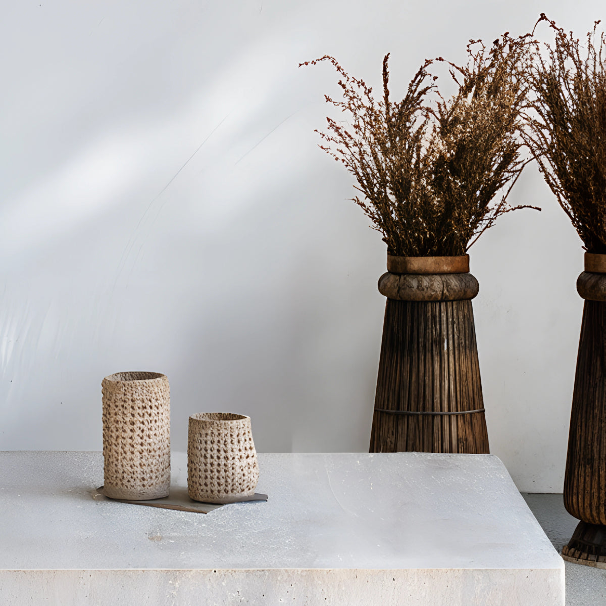 Table basse en travertin aux lignes épurées, mettant en valeur la beauté naturelle de la pierre pour un intérieur élégant et intemporel.